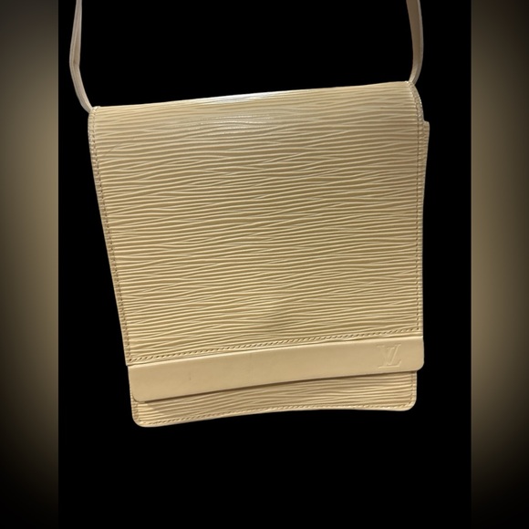 Auth. LOUIS VUITTON "Biarritz" Epi Leather Cream Adjustable Shoulder Bag EUC - Picture 4 of 12